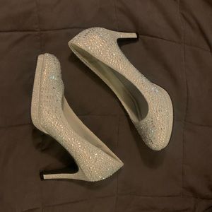 Silver Slipper size 9M sparkly dress shoes